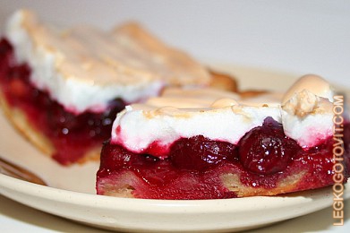 Фото рецепта: Пирог с вишнями и безе
