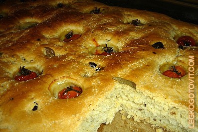 Фото рецепта: Хлеб с помидорами черри и базиликом
