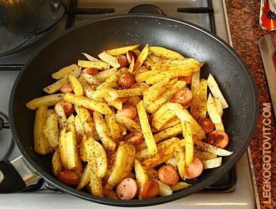 Фото рецепта: Жареный картофель с сосисками